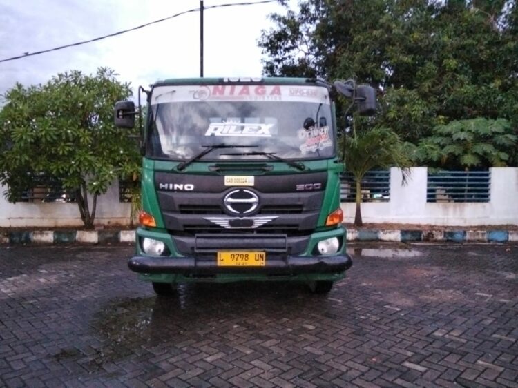 Truk Hino yang menabrak pengendara motor hingga mengakibatkan meninggal dunia