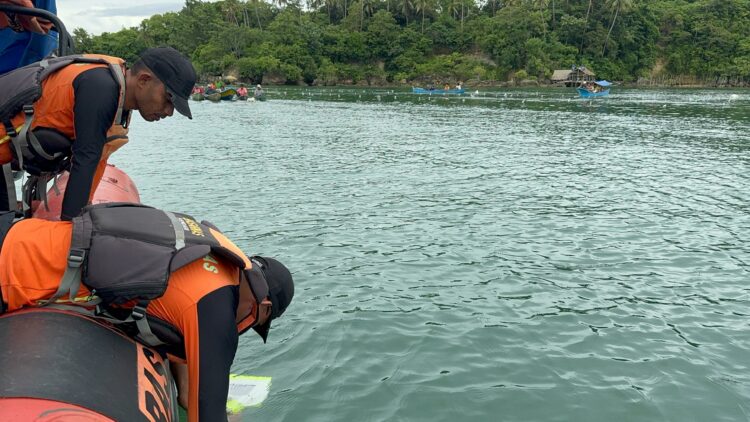 Tim SAR melakukan pencarian warga Bau-bau yang hilang saat memancing