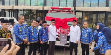 Penyerahan CSR KALLA Toyota kepada Pemkot Kendari, yang diterima oleh Wakil Wali Kota, Sudirman