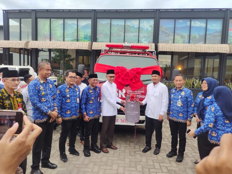 Penyerahan CSR KALLA Toyota kepada Pemkot Kendari, yang diterima oleh Wakil Wali Kota, Sudirman