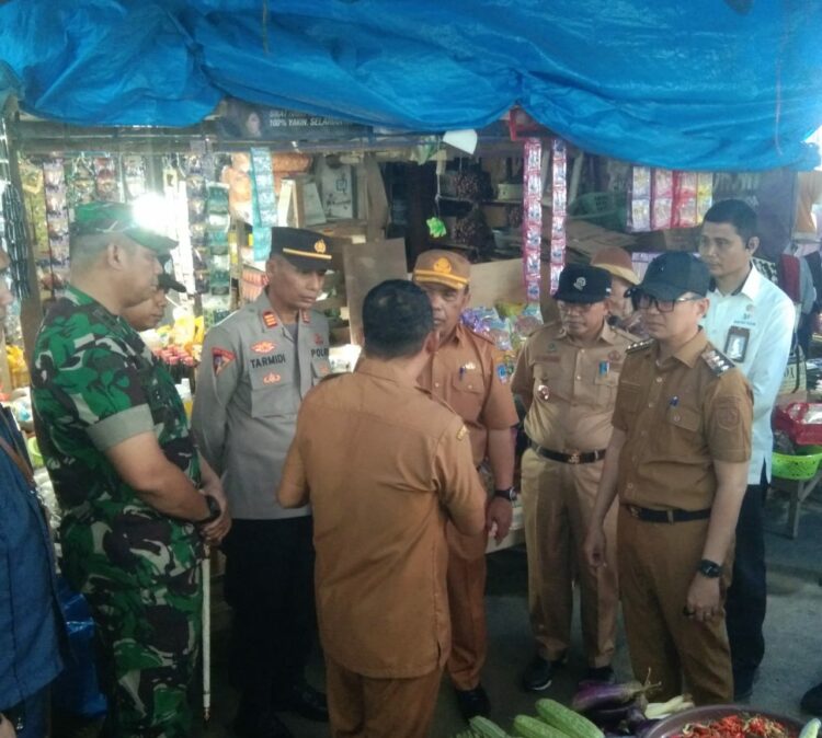 Bupati Kolaka, H. Amri Jamaluddin, S.STP, M.Si saat sidak Pasar Mekongga