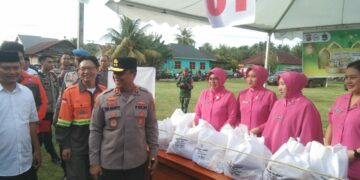 Kapolda Sultra saat memantau pasar murah di Pomalaa