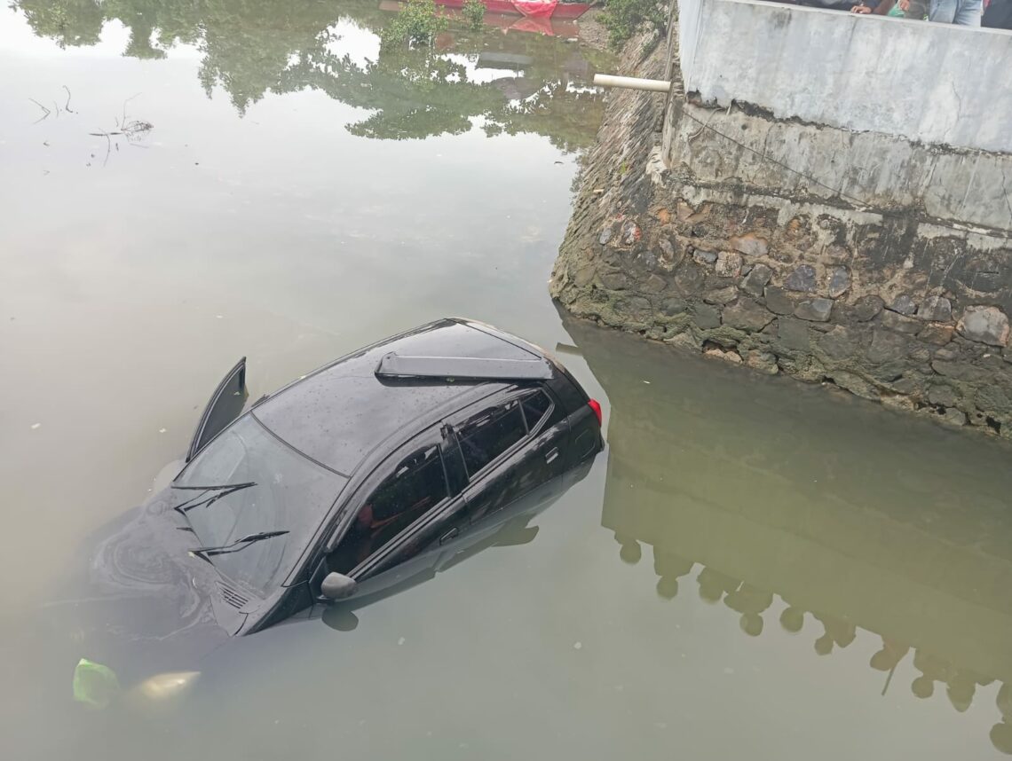 Mobil Daihatsu Ayla terjatuh ke sungai Kendari