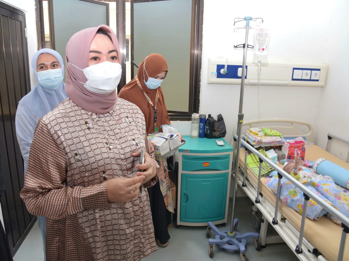 Wali Kota Kendari, Hj. Siska Karina Imran mengunjungi dua bayi penderita Stunting dan TB Paru di RSUD Kendari