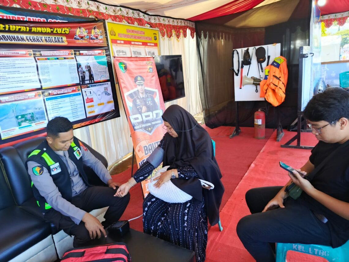 Pelayanan kesehatan Polres Kolaka kepada salah satu pemudik