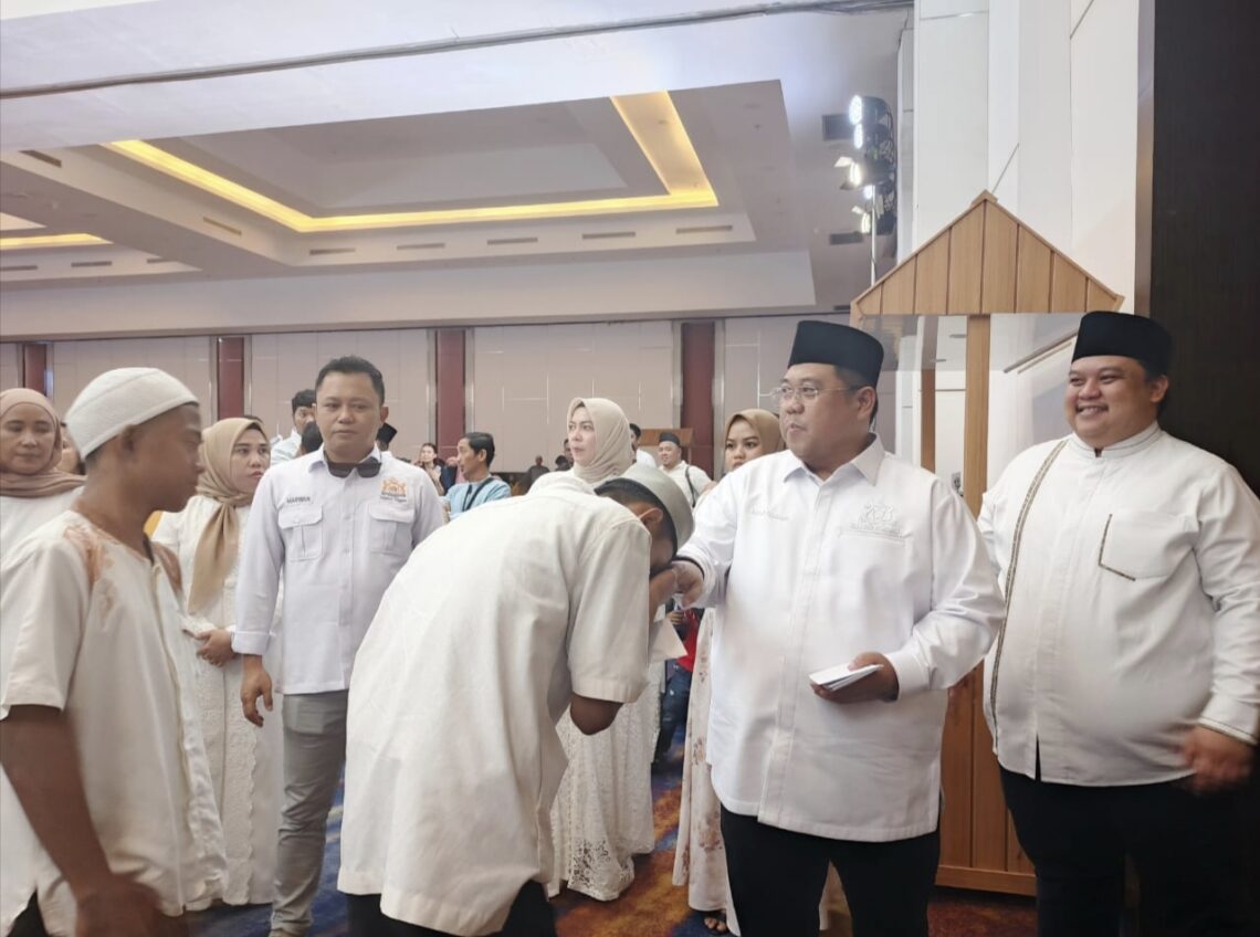 Kadin Sultra Santuni Ratusan Anak Panti dan Ponpes, Lewat Acara Buka Puasa Bersama 10 Ketua Kadin Sultra, Anton Timbang memberikan santunan kepada anak panti dan Ponpes