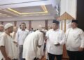 Ketua Kadin Sultra, Anton Timbang memberikan santunan kepada anak panti dan Ponpes