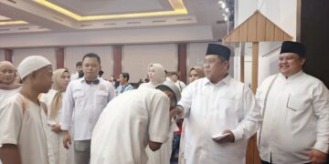 Ketua Kadin Sultra, Anton Timbang memberikan santunan kepada anak panti dan Ponpes