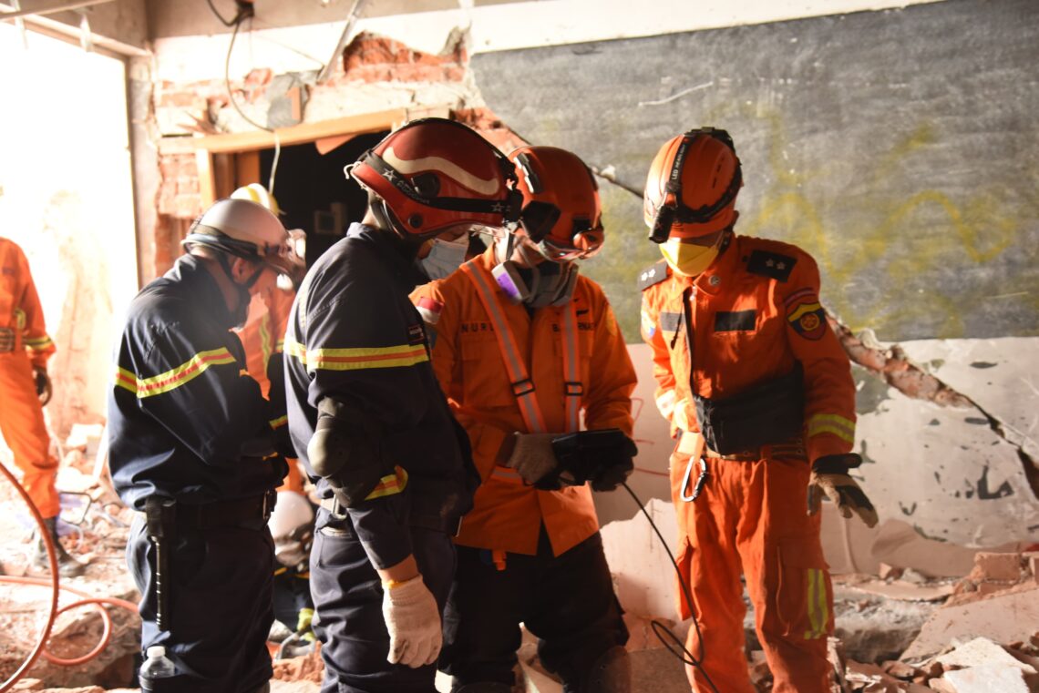 INASAR saat melakukan pencarian korban gempa Myanmar