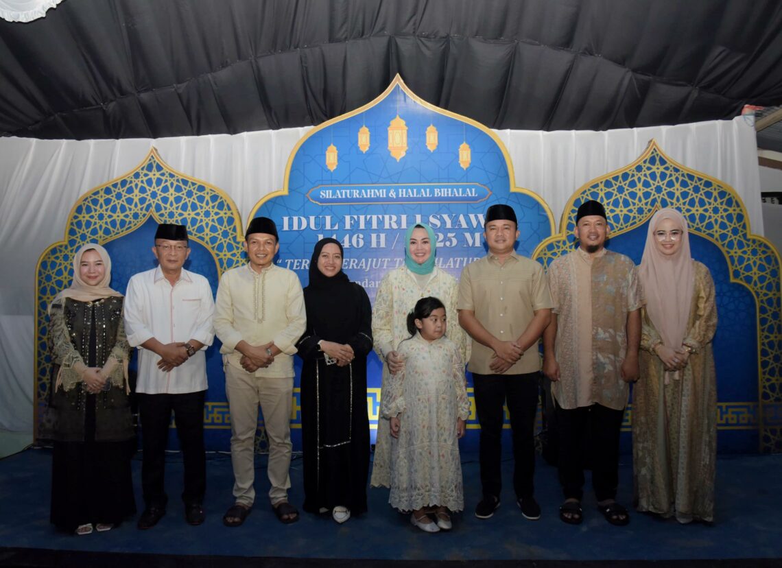 Foto bersama Wali Kota Kendari, Bupati Konawe, Wakil Wali Kota, Wabup Konawe dan Konsel pada acara Halal Bihalal di Kelurahan Mandonga