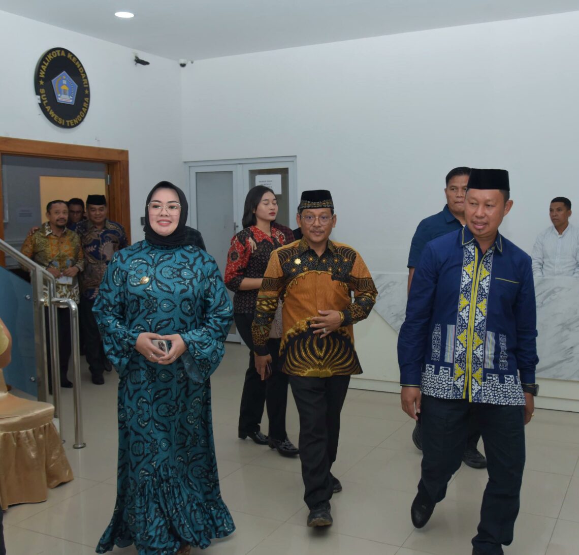 Wali Kota Kendari, Siska Karina Imran bersama Ketua IKAPTK Sultra, H Asmawa Tosepu (kanan) menghadiri Halal Bihalal