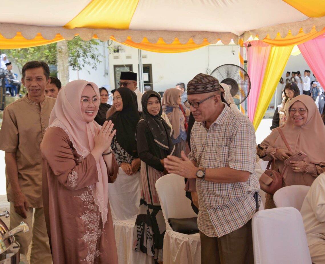 Wali Kota Kendari, Siska Karina Imran saat meresmikan agen LPG di Watulondo