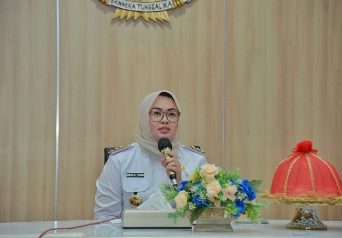 Wali Kota Kendari, Siska Karina Imran saat memimpin rapat persiapan HUT Kendari, salah satunya Open Turnamen Sepak Bola Wali Kota Cup I