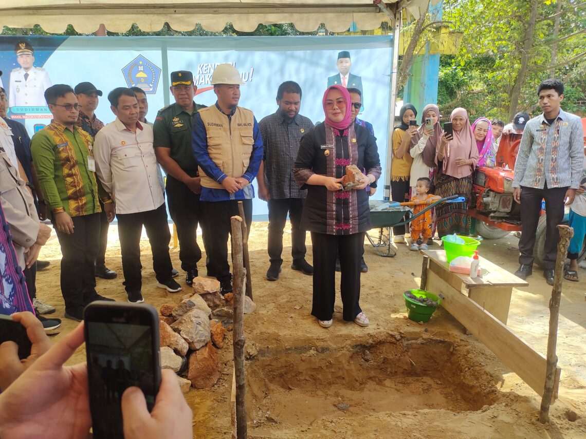 Wali Kota Kendari, Siska Karina Imran saat meletakan batu pertama pembangunan 18 unir rumah di TPAS Puuwatu