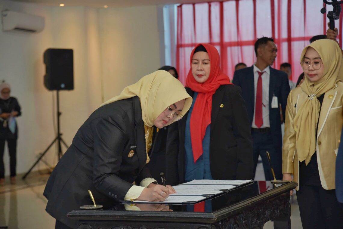 Wali Kota Kendari Lantik Eselon III dan IV, Berikut 61 Daftar Nama dan Jabatan 10 Wali Kota Kendari menandatangani berita acara pelantikan 61 Pejabat lingkup Pemkot Kendari