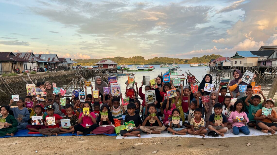 Anak-anak Bajo di Torobulu mengikuti pekan baca yang diinisiasi Perempuan Penggerak