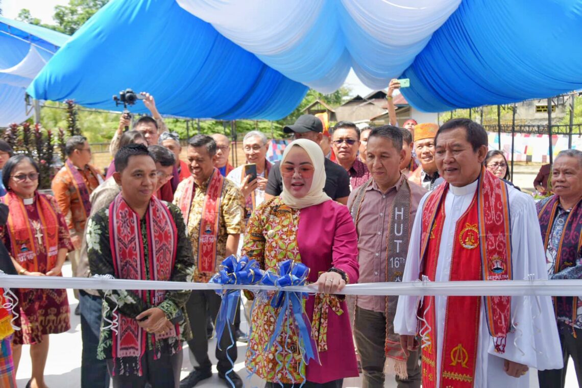 Wali Kota Kendari, Siska Karina Imran menggunting pita peresmian gedung Gereja Mepokoaso