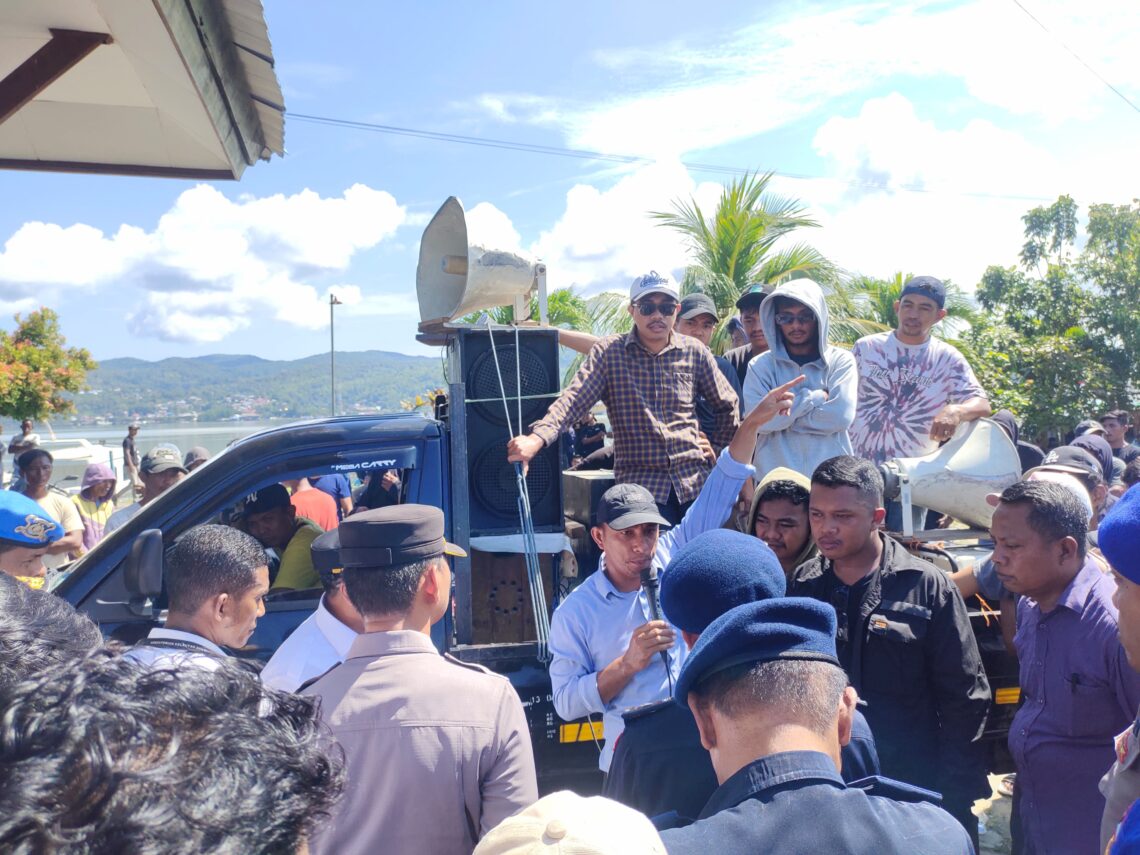 Himpunan Nelayan Sultra saat aksi di Kantor PSDKP Kendari