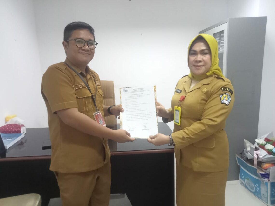 Sertijab Kabag Kerja Sama sebelumnya, Nurhaeda, S.E., M.Si, kepada Ariyaddin Liambo, S.E., M.Si