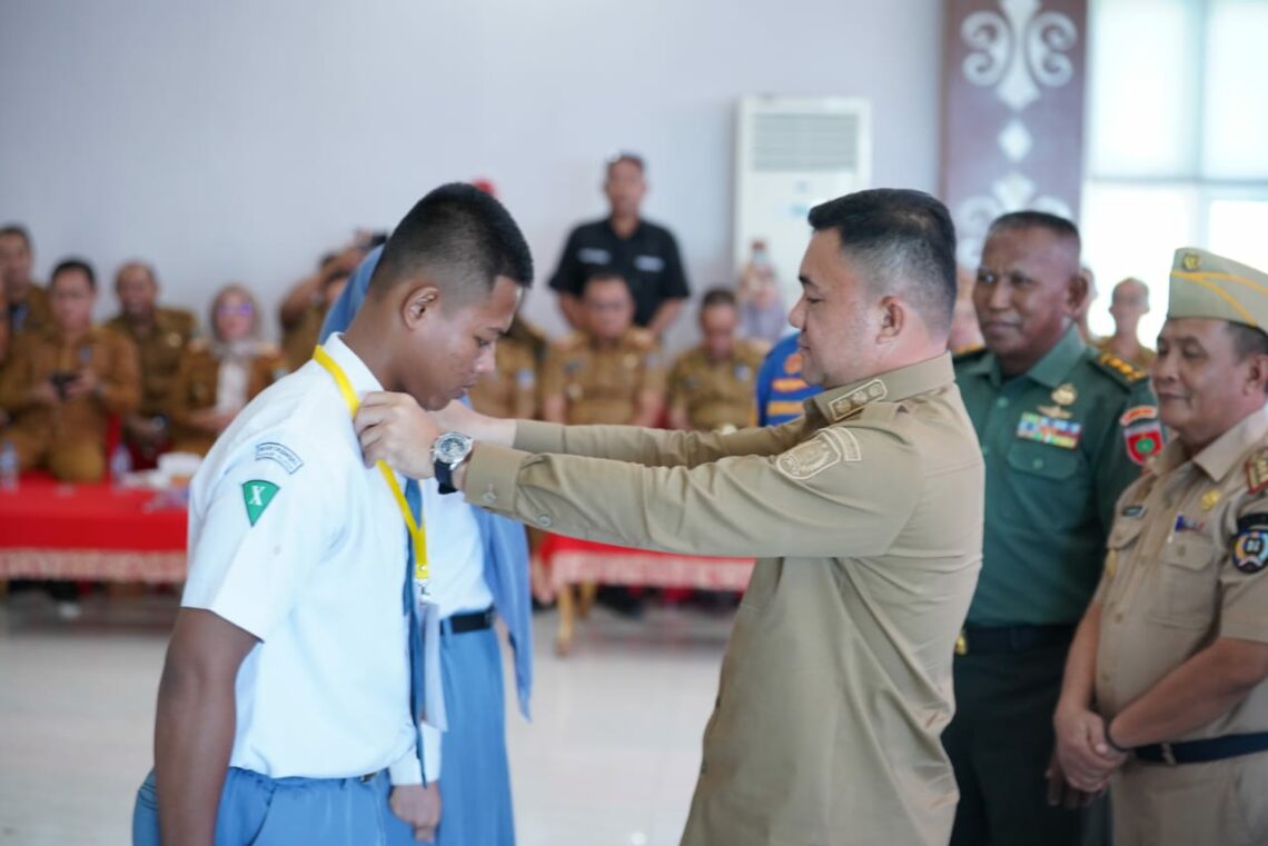 Wabup Konsel, Wahyu Ade Pratama didampingi Kepala Kesbangpol pada pembukaan seleksi Paskibraka