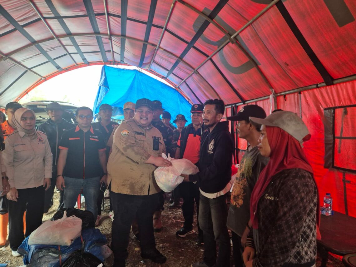 Ketua FPRB Sultra, Yudianto Mahardika, SH saat menyalurkan bantuan kepada korban banjir di tiga desa Konut