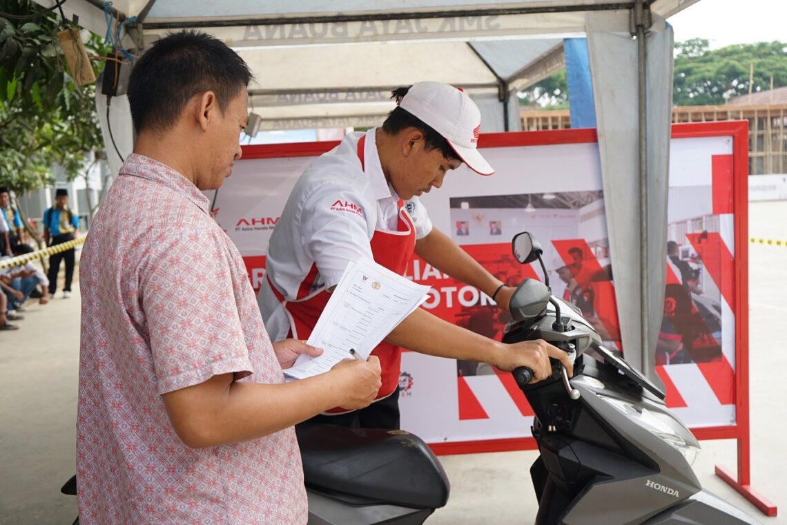 Salah satu pemeriksaan dan perawatan kendaraan untuk memastikan performa sepeda motor tetap optimal dan nyaman