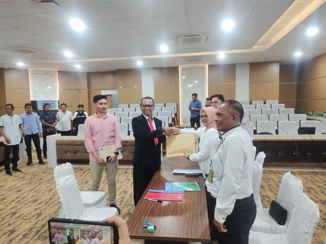 Prof Dr. Edy Karno, S.Pd, M.Pd saat mendaftarkan diri sebagai calon Rektor UHO