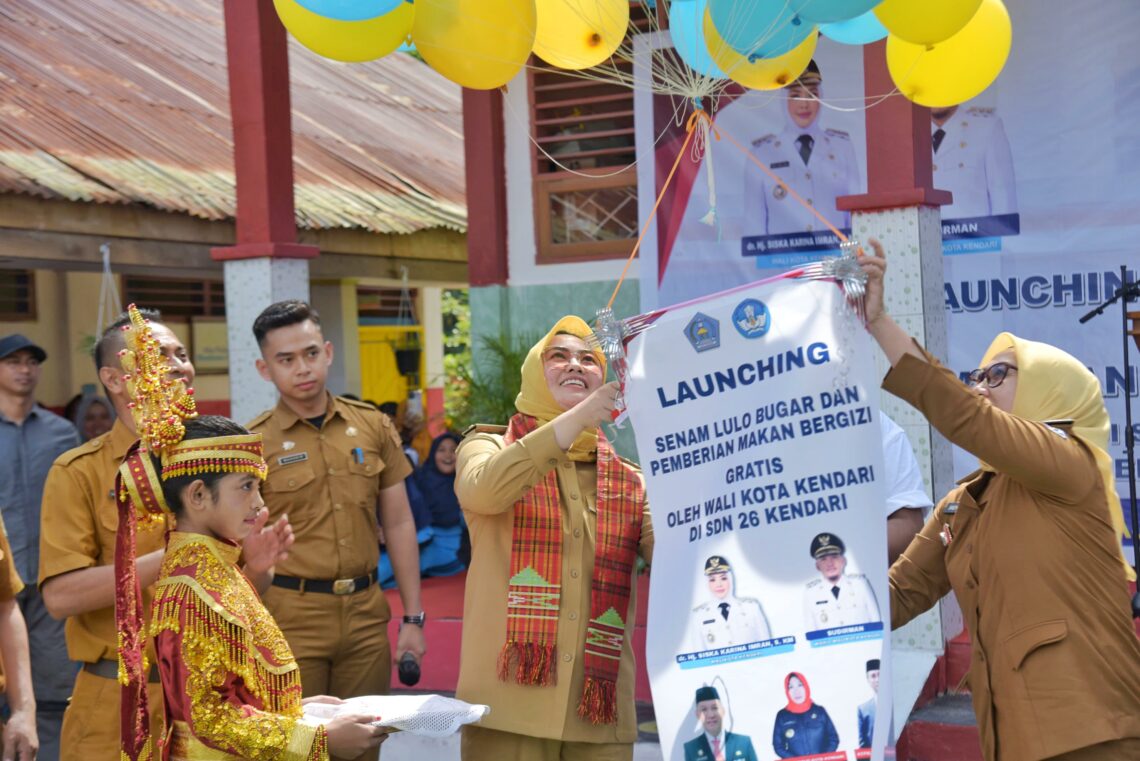 Wali Kota Kendari saat melaunching Senam Lulo Bugar dan beri MBG di SDN 26