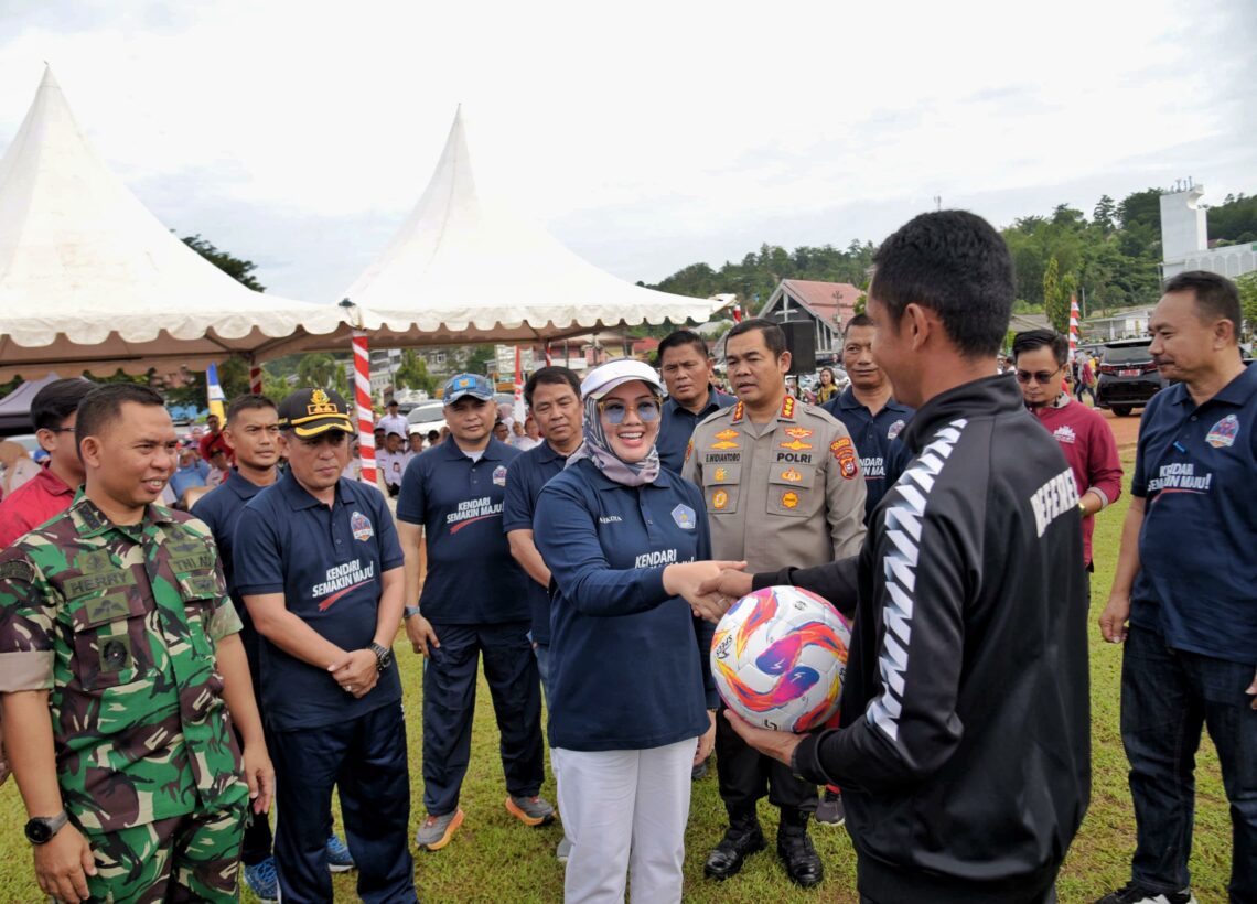 Wali Kota Kendari, Siska Karina Imran menyerahkan bola kepada wasit yang akan memimpin pertandingan Turnamen Sepak Bola Wali Kota Cup I