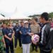 Wali Kota Kendari, Siska Karina Imran menyerahkan bola kepada wasit yang akan memimpin pertandingan Turnamen Sepak Bola Wali Kota Cup I