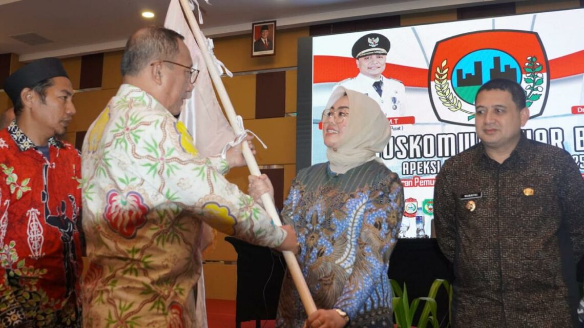 Wali Kota Kendari Jadi Ketua APEKSI Perempuan Pertama se Indonesia Timur Periode 2025-2028 10 Wali Kota Kendari, Siska Karina Imran menerima Pataka APEKSI