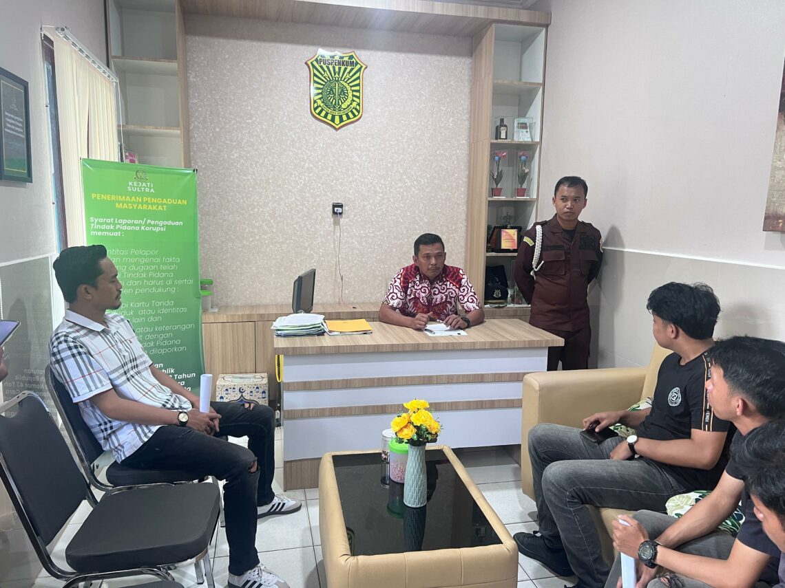 Kepala Seksi III Intelijen Kejati Sultra, Bustanil N. Arifin menerima massa aksi terkait desakan agar Sekda Sultra Asrun Lio segera diperiksa