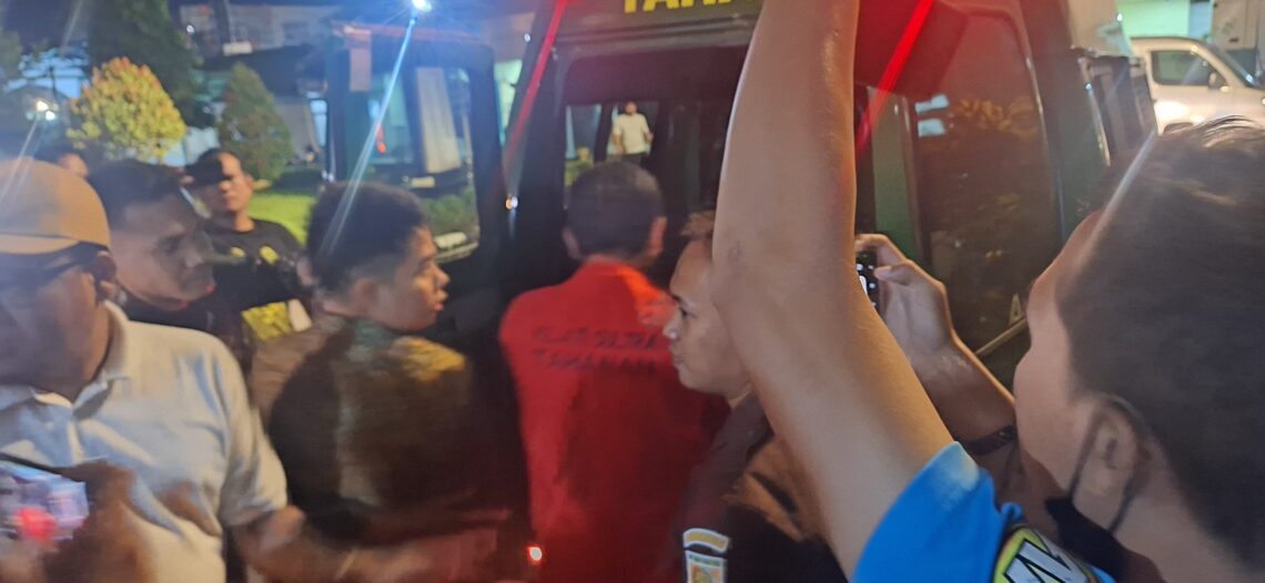 Para tersangka korupsi pertambangan Kolut saat digiring ke mobil tahanan Kejati Sultra