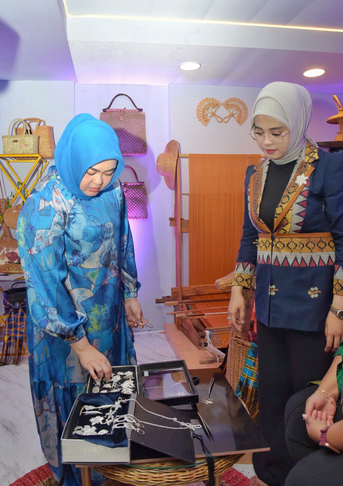 Wali Kota Kendari, Siska Karina Imran, didampingi Ketua Dekranasda Kota Kendari, Shintya Putri Anawula melihat langsung produk unggulan Kota Kendari yakni kerajinan perak