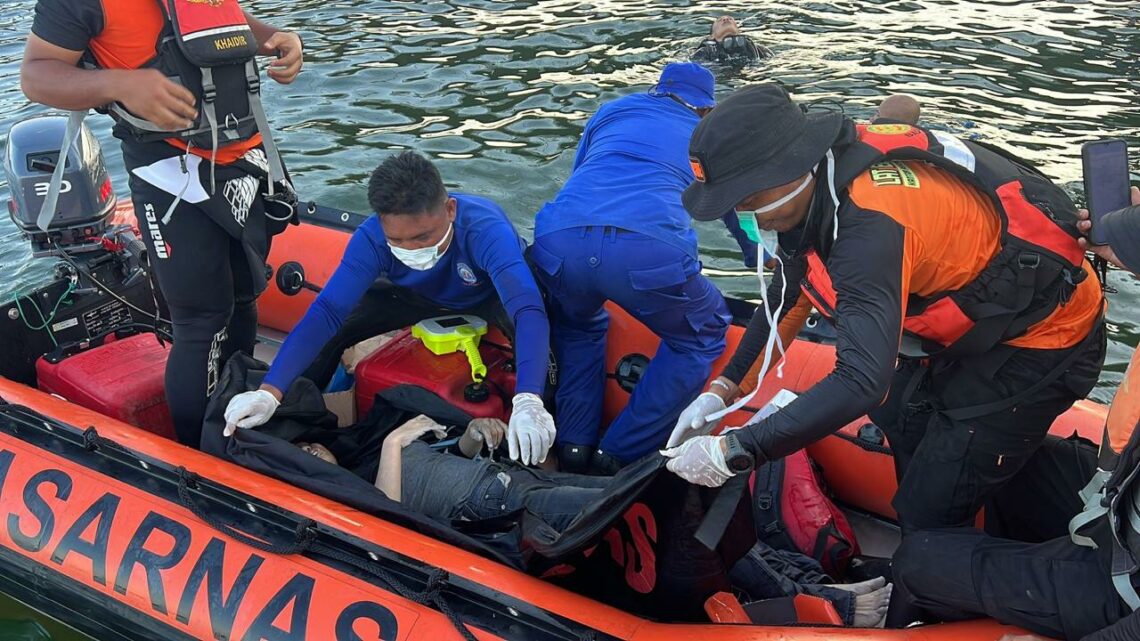 Basarnas Kendari mengevekuasi korban usai ditemukan meninggal dunia akibat melakukan percobaan bunuh diri