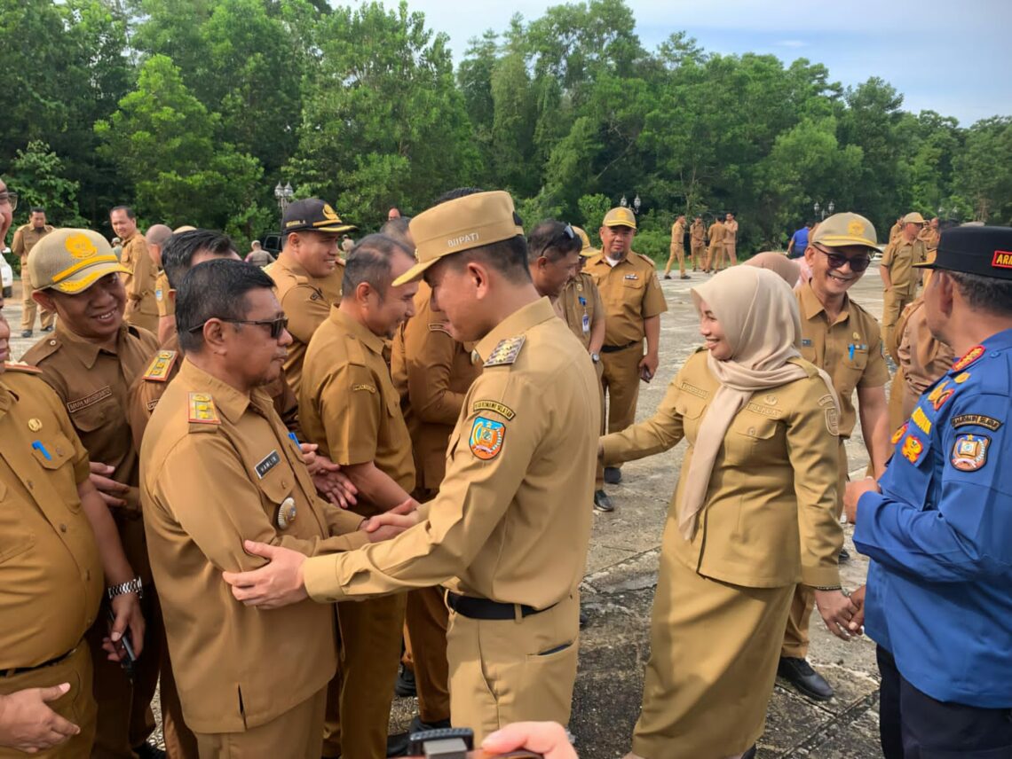 Bupati Konsel, Irham Kalenggo usai memimpin apel dan mengecek barisan ASN Lingkup Pemda Konsel