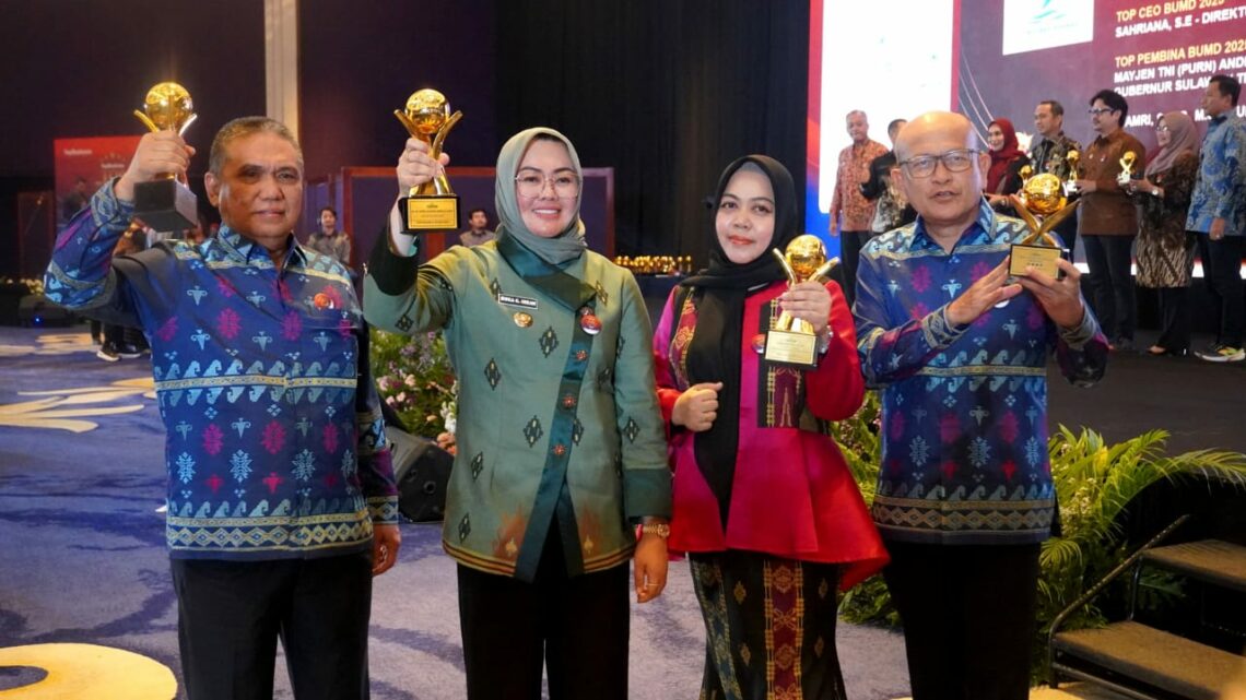 Wali Kota Kendari, Siska Karina Imran menerima penghargaan Top Pembina BUMD Awards 2025