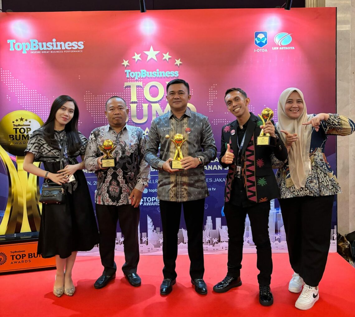 Wakil Bupati Konsel, Wahyu Ade Pratama menerima trofi dalam ajang TOP BUMD Awards 2025, di Jakarta
