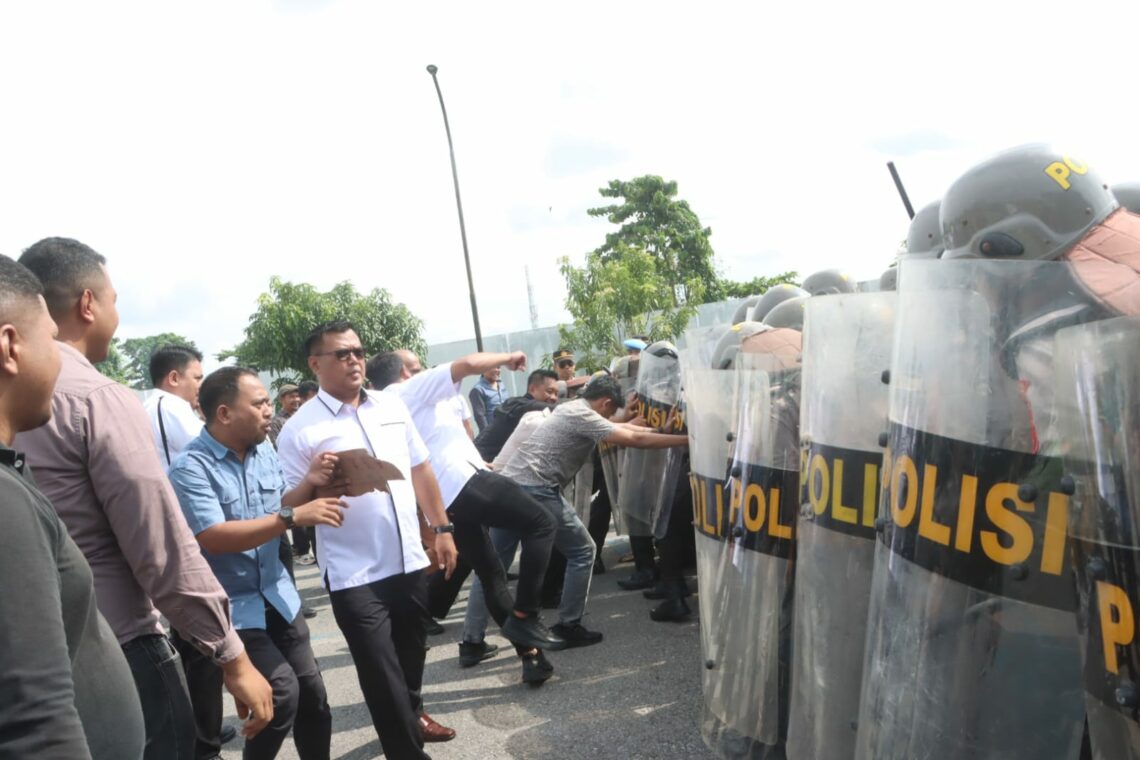 Simulasi pengamanan Polresta Kendari peringatan Hari Buruh 1 Mei