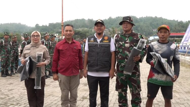 Wali Kota Kendari, Sudirman pimpin kegiatan Wisata Pungut Sampah di Teluk Kendari