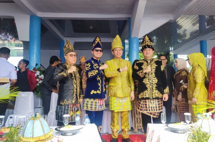 Bupati Konsel, Irham Kalenggo, dan Wakil Bupati, Wahyu Ade Pratama Imran, diperingatan HUT Sultra di Kolaka