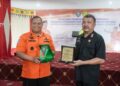 Kepala Basarnas Kendari bersama Sekda Konut usai bertukar cinderamata
