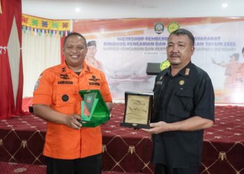Kepala Basarnas Kendari bersama Sekda Konut usai bertukar cinderamata
