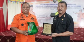 Kepala Basarnas Kendari bersama Sekda Konut usai bertukar cinderamata