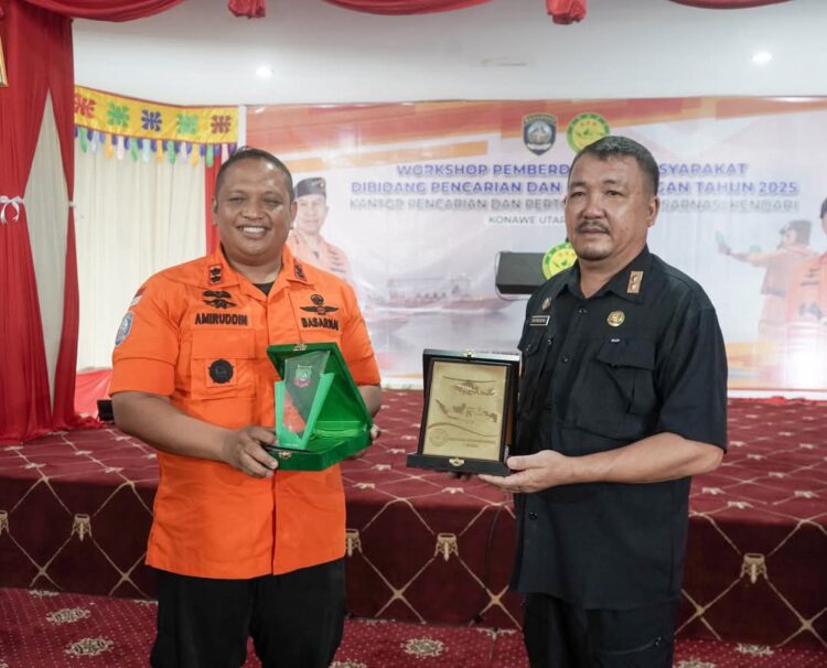 Kepala Basarnas Kendari bersama Sekda Konut usai bertukar cinderamata