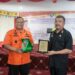 Kepala Basarnas Kendari bersama Sekda Konut usai bertukar cinderamata