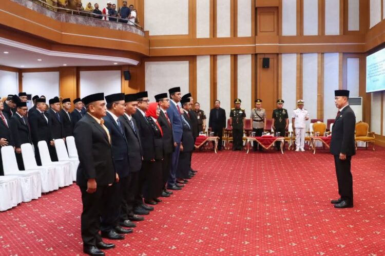 Gubernur Sulta, Mayjen TNI (Purn) Andi Sumangerukka melantik sejumlah Pejabat Eselon II lingkup Pemprov Sultra