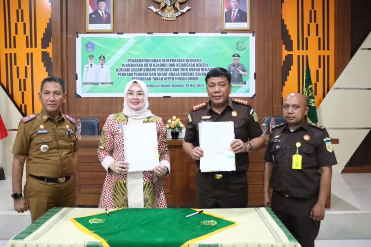 Penandatanganan kerja sama bidang Datun Pemkot dan Kejari Kendari