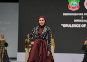 Ketua Dekranasda Konut, Wisra Wastawati tampil di IFW 2025
