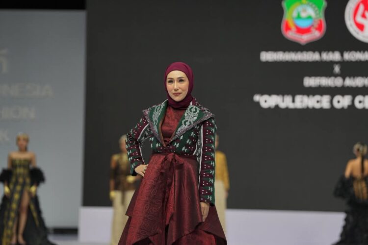 Ketua Dekranasda Konut, Wisra Wastawati tampil di IFW 2025